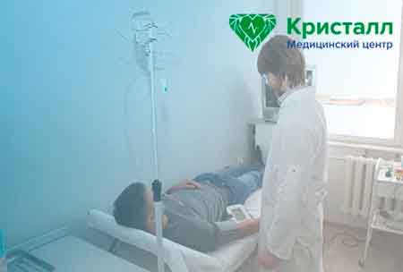 Нарколог консультирует пациента с зависимостью от спайса